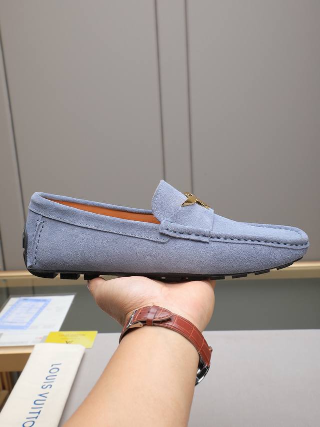 Lv Driving Shoes: Exuding charm and luxurious style, these gentlemanly shoes fea