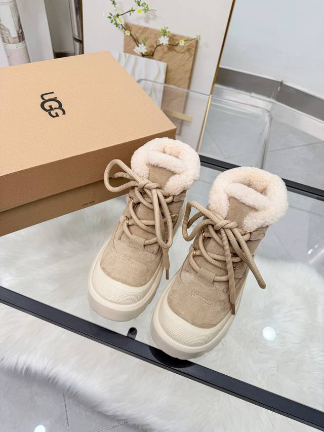 These snow boots with little fur collars are so cute! These snow boots give me a