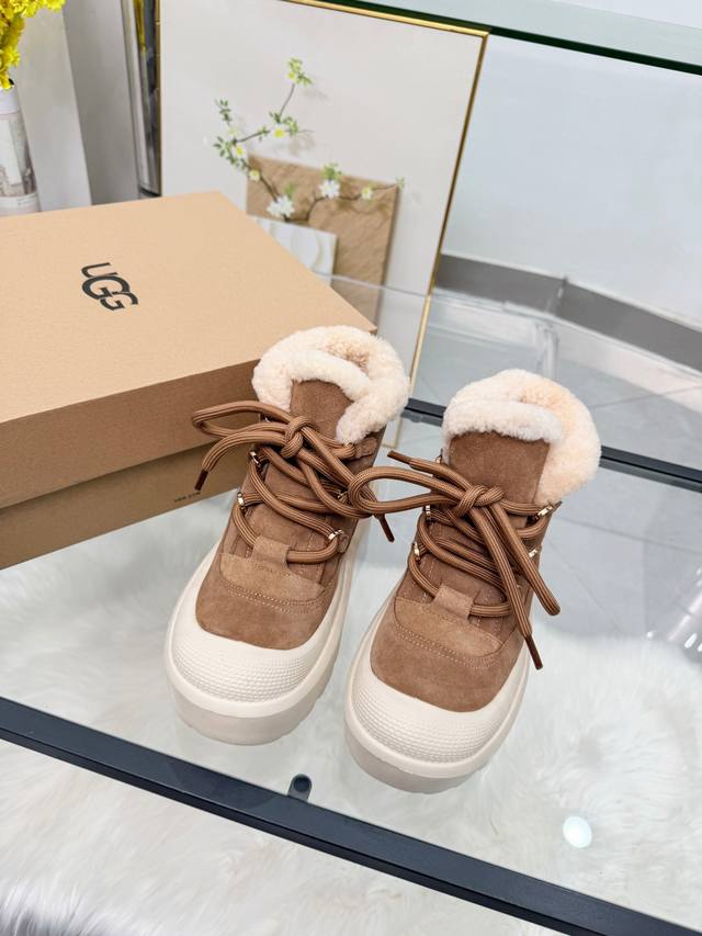 These snow boots with little fur collars are so cute! These snow boots give me a