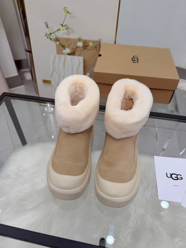 These snow boots with little fur collars are so cute! These snow boots give me a
