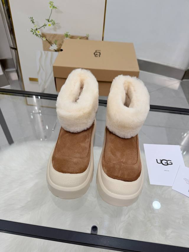 These snow boots with little fur collars are so cute! These snow boots give me a