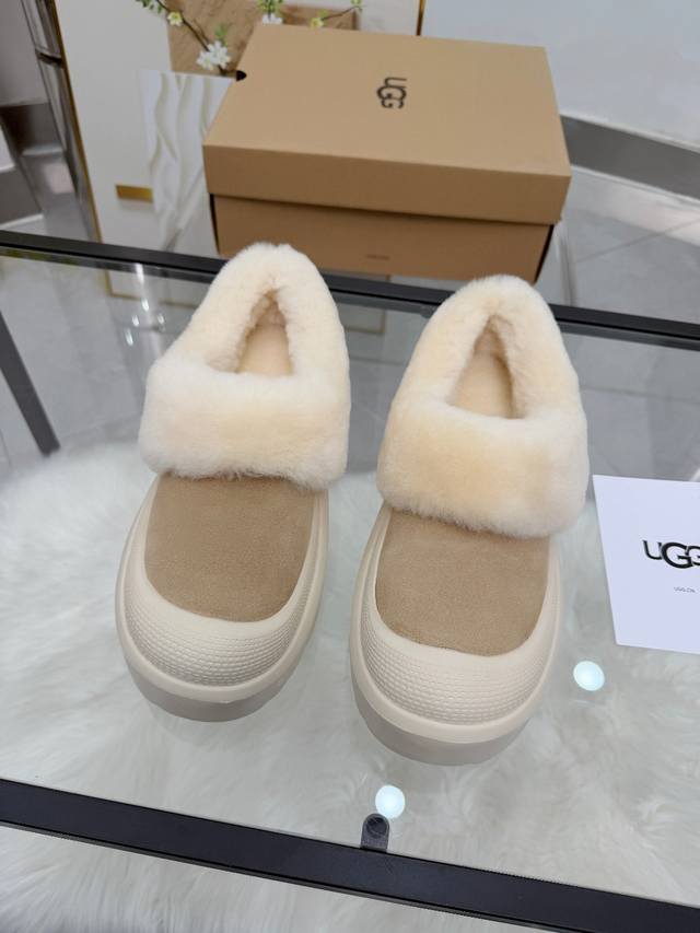 These snow boots with little fur collars are so cute! These snow boots give me a