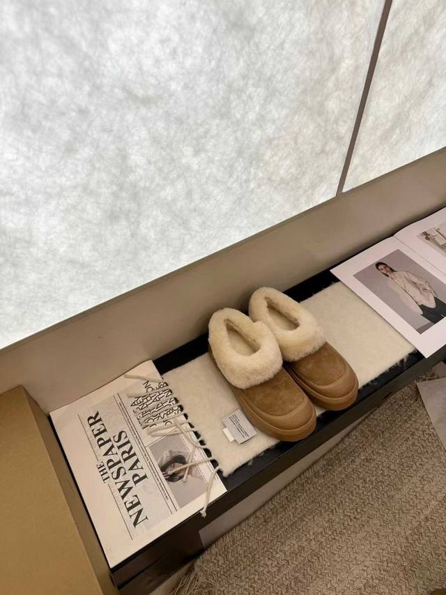 These snow boots with fur collars are so cute! They give me a sense of security