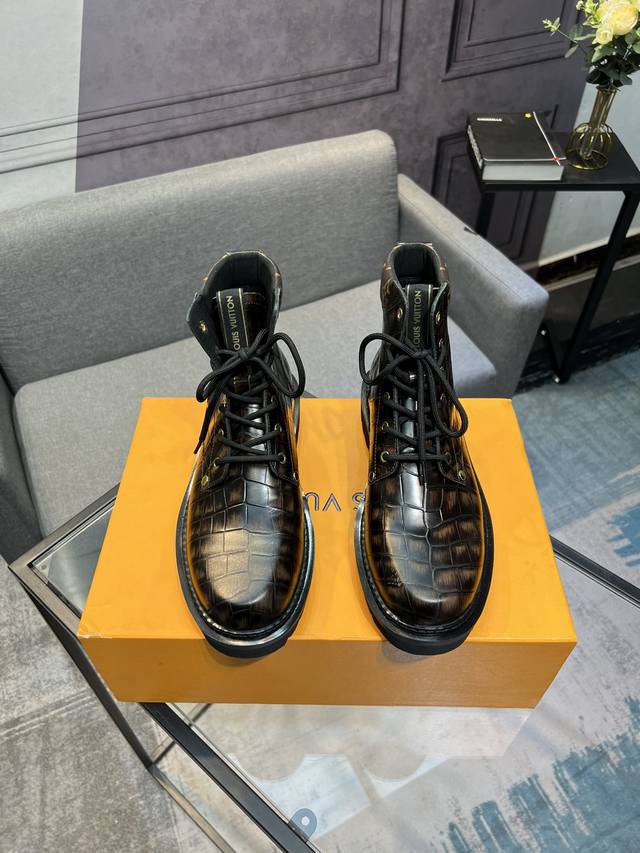 L's latest LV men's business casual boots, luxurious and prestigious, made entir