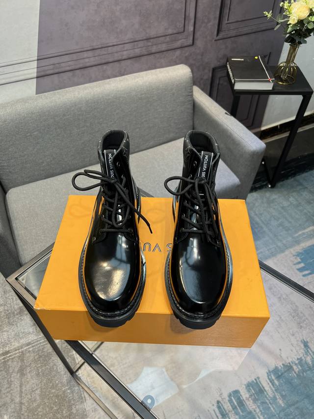 L's latest LV men's business casual boots, luxurious and prestigious, made entir