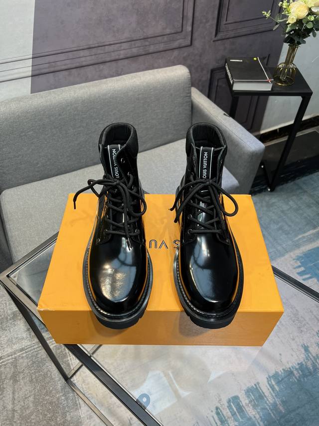 L's latest LV men's business casual boots, luxurious and prestigious, made entir