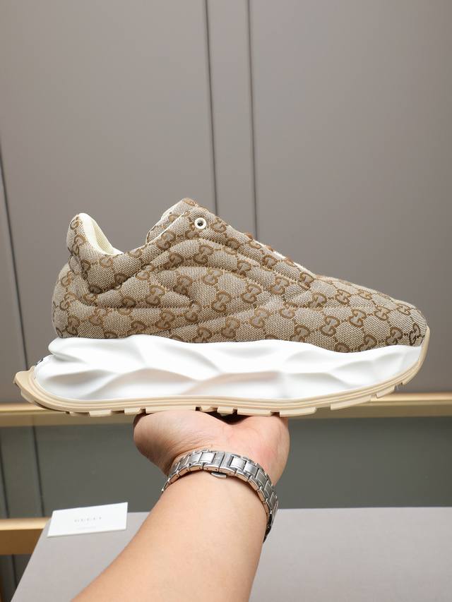 Gucci brand canvas upper with hand-stitched seams! It possesses a strong histori