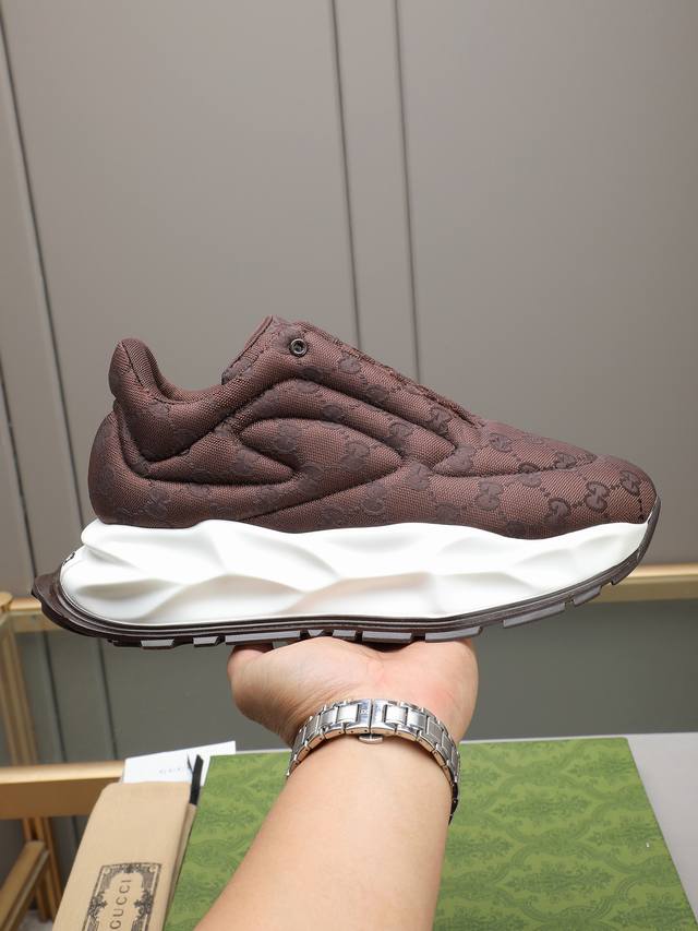 Gucci brand canvas upper with hand-stitched seams! It possesses a strong histori