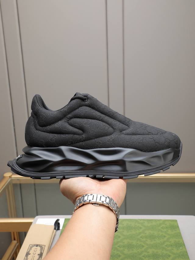 Gucci brand canvas upper with hand-stitched seams! It possesses a strong histori