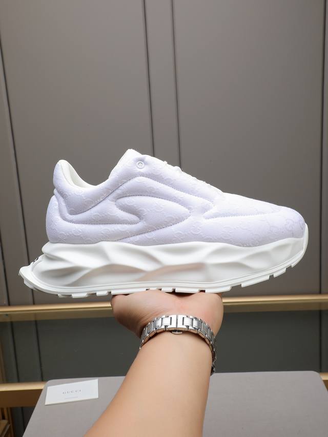 Gucci brand canvas upper with hand-stitched seams! It possesses a strong histori