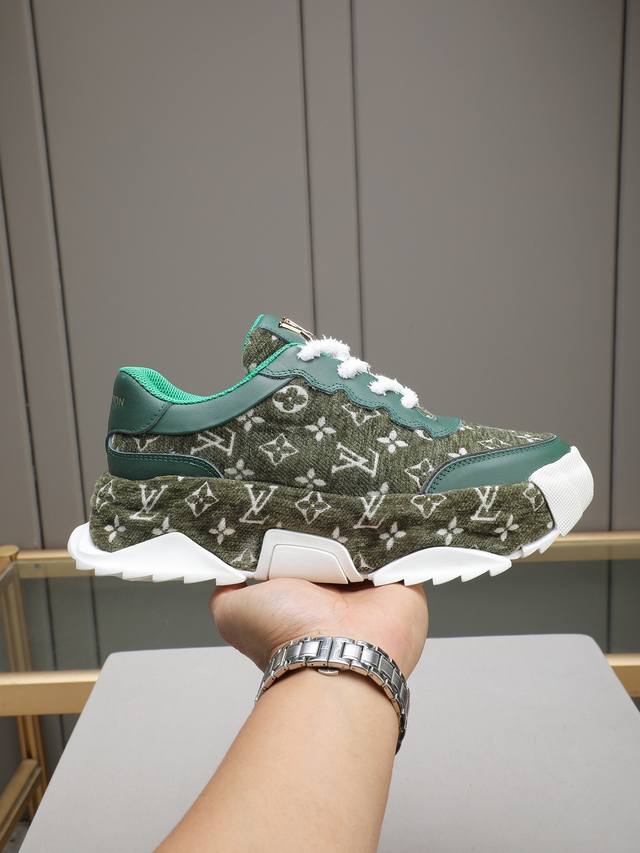 Lv's style is novel and fashionable, with an upper made of imported cowhide and