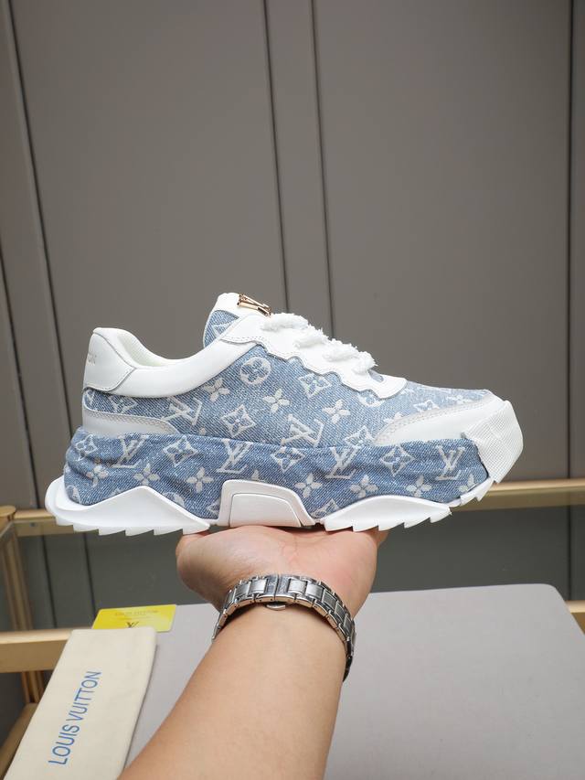 Lv's style is novel and fashionable, with an upper made of imported cowhide and