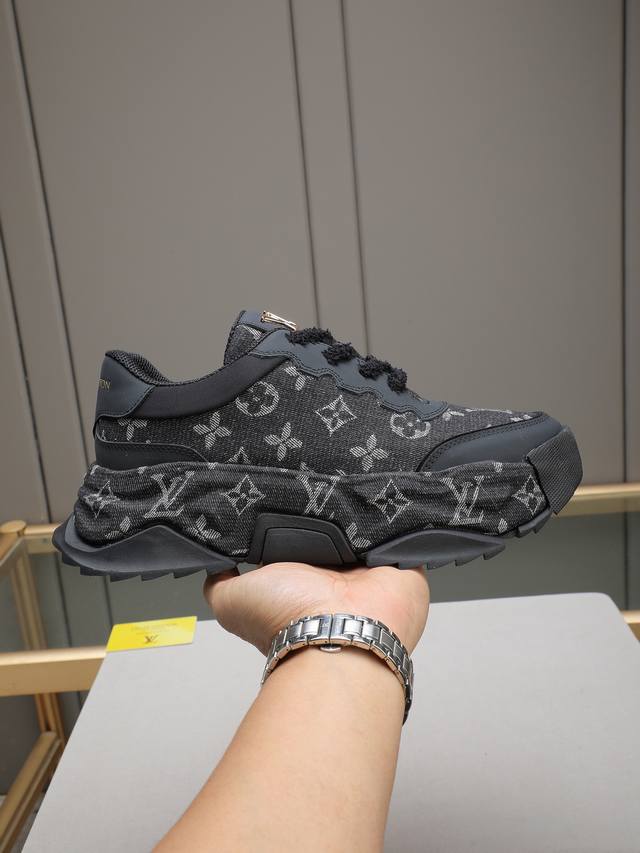 Lv's style is novel and fashionable, with an upper made of imported cowhide and