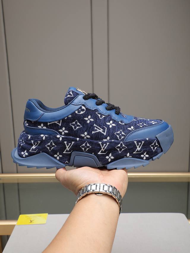 Lv's style is novel and fashionable, with an upper made of imported cowhide and