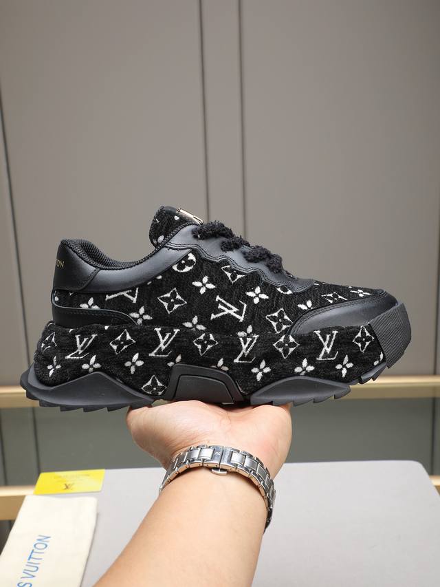 Lv's style is novel and fashionable, with an upper made of imported cowhide and