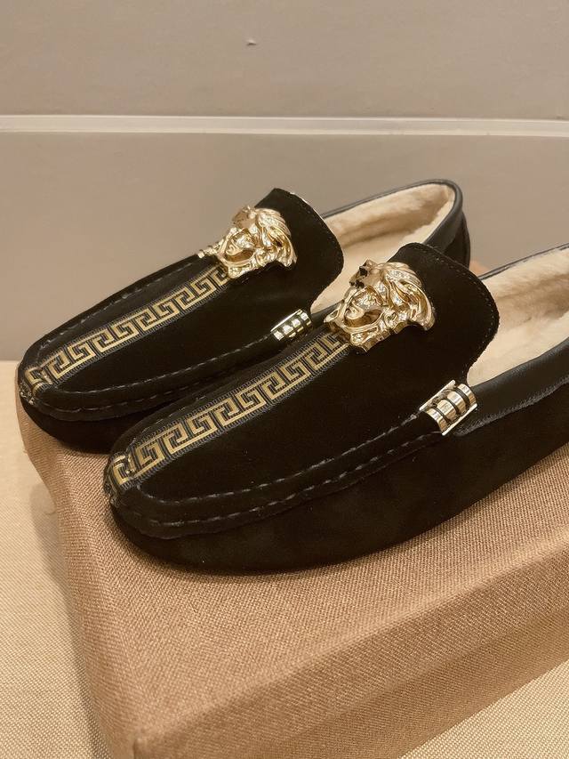 Genuine sheep wool lining, no more cold this winter! Versace official first rel