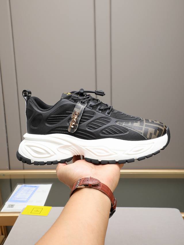 FD A top-tier trendy men's shoe from a fashion brand, capable of complementing v