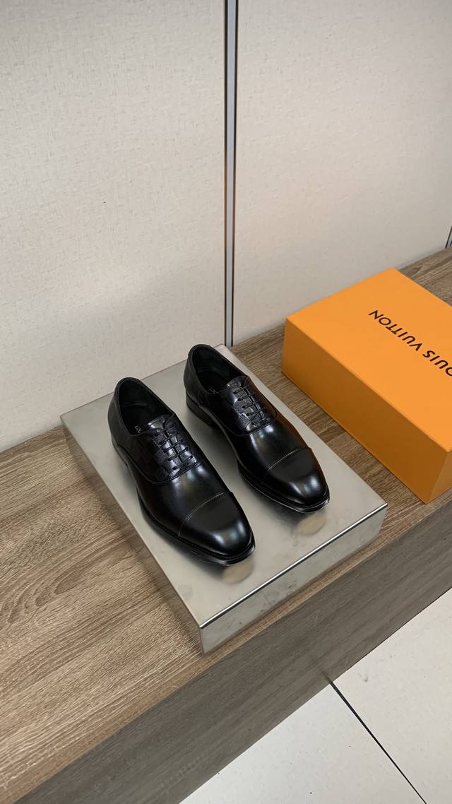 Louis Vuitto* Men's Business Casual Leather Shoes Imported black split-edge bead