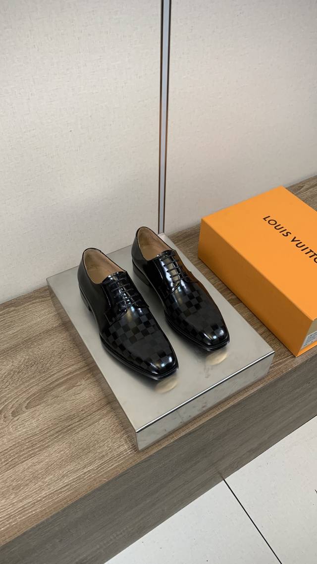 Louis Vuitto* Men's Business Casual Leather Shoes Imported black split-edge bead