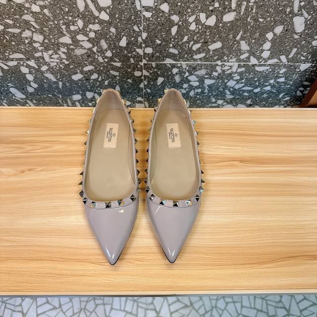 Retail-grade Va*Le*Tino Hua*Tian*Classic Studded Patent Leather Pointed Toe Sand