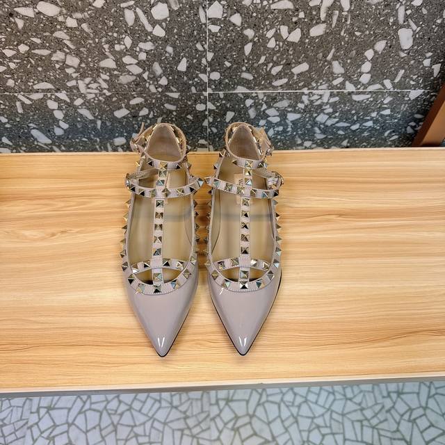 Retail-grade Va*Le*Tino Hua*Tian*Classic Studded Patent Leather Pointed Toe Sand