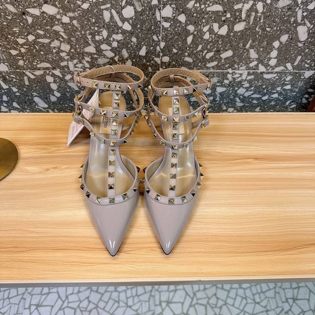 Retail-grade Va*Le*Tino Hua*Tian*Classic Studded Patent Leather Pointed Toe Sand