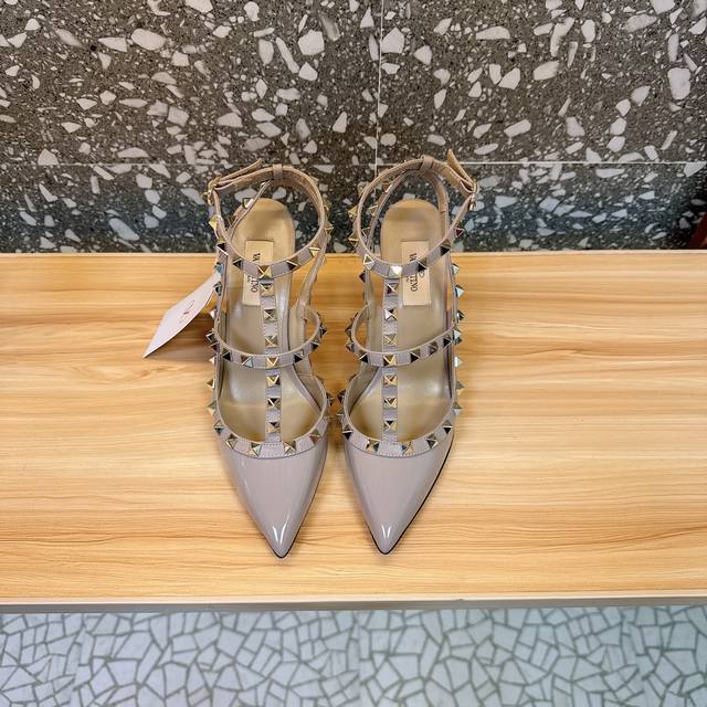 Retail-grade Va*Le*Tino Hua*Tian*Classic Studded Patent Leather Pointed Toe Sand