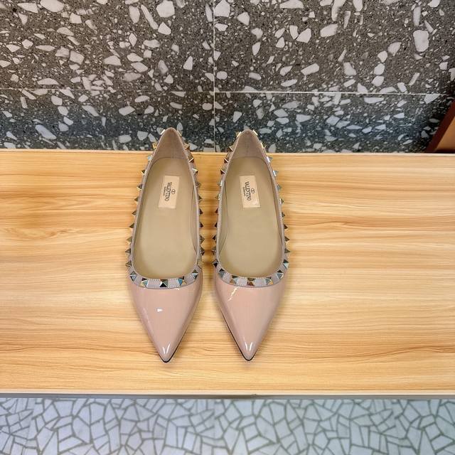 Retail-grade Va*Le*Tino Hua*Tian*Classic Studded Patent Leather Pointed Toe Sand