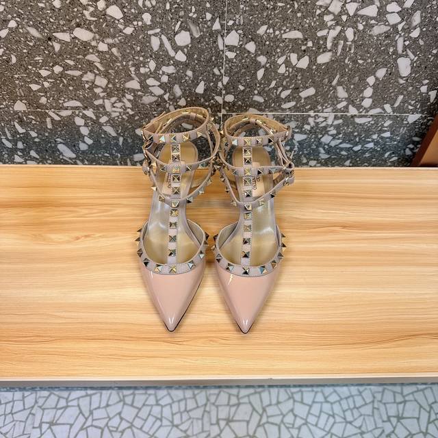 Retail-grade Va*Le*Tino Hua*Tian*Classic Studded Patent Leather Pointed Toe Sand