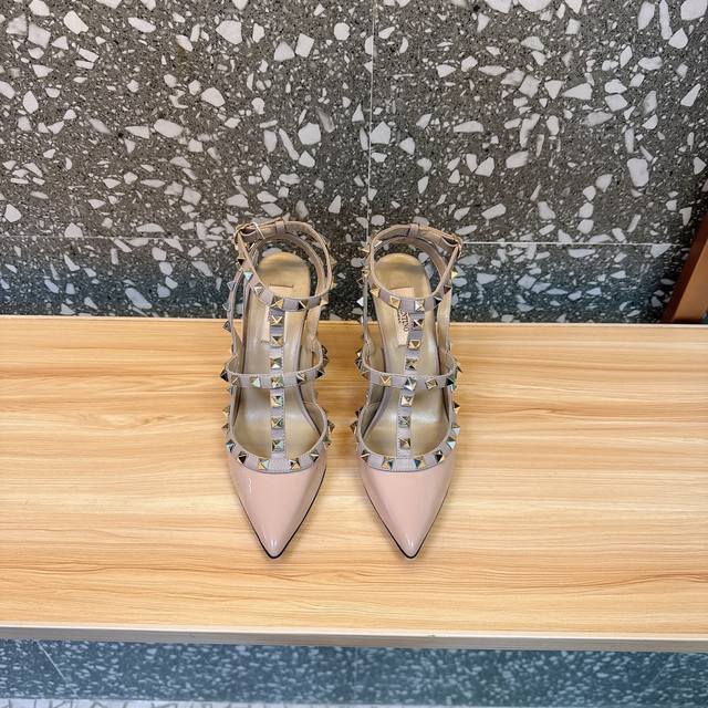 Retail-grade Va*Le*Tino Hua*Tian*Classic Studded Patent Leather Pointed Toe Sand