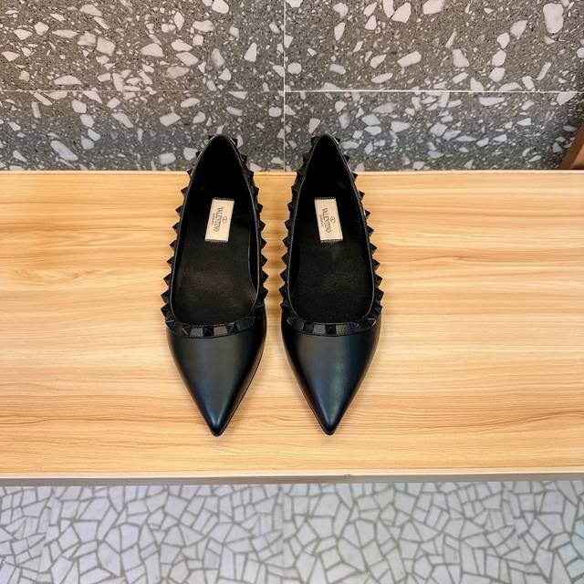 Retail-grade Va*Le*Tino Hua*Tian*Classic Studded Patent Leather Pointed Toe Sand