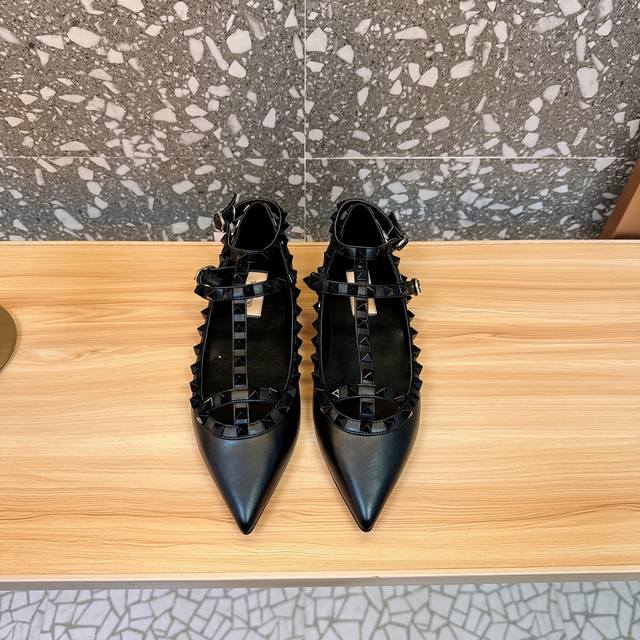 Retail-grade Va*Le*Tino Hua*Tian*Classic Studded Patent Leather Pointed Toe Sand