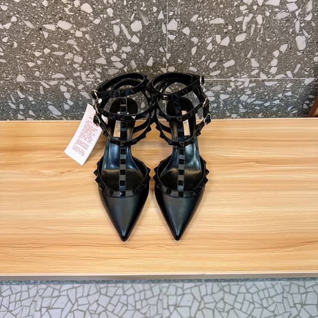 Retail-grade Va*Le*Tino Hua*Tian*Classic Studded Patent Leather Pointed Toe Sand