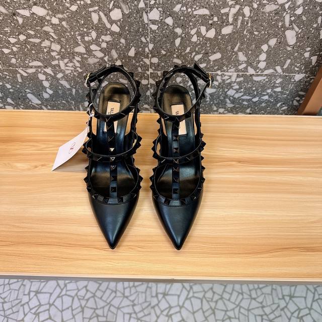 Retail-grade Va*Le*Tino Hua*Tian*Classic Studded Patent Leather Pointed Toe Sand