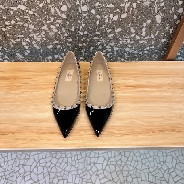 Retail-grade Va*Le*Tino Hua*Tian*Classic Studded Patent Leather Pointed Toe Sand