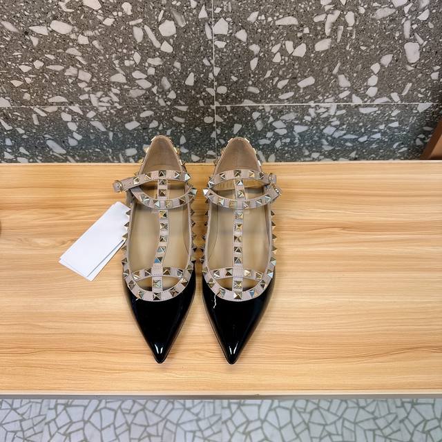 Retail-grade Va*Le*Tino Hua*Tian*Classic Studded Patent Leather Pointed Toe Sand