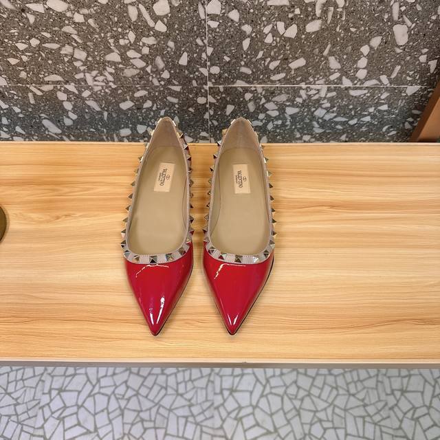 Retail-grade Va*Le*Tino Hua*Tian*Classic Studded Patent Leather Pointed Toe Sand