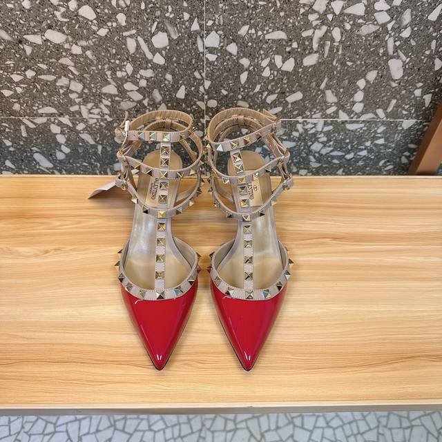 Retail-grade Va*Le*Tino Hua*Tian*Classic Studded Patent Leather Pointed Toe Sand