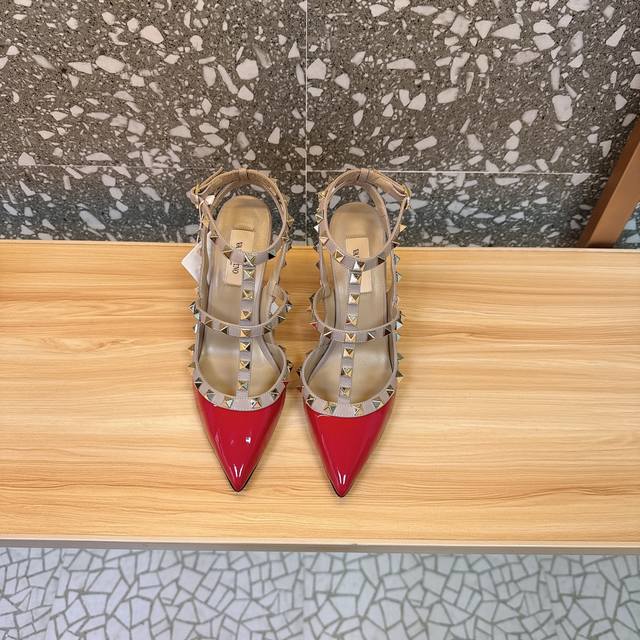 Retail-grade Va*Le*Tino Hua*Tian*Classic Studded Patent Leather Pointed Toe Sand