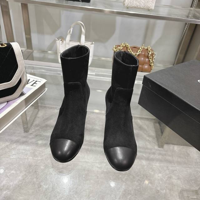 Same style as Chanel's official website, new Chanel long boots, simple and eleg