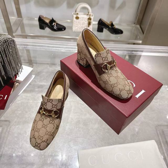 Long-term availability Gucci low-cut loafers cleverly utilize round toe and othe