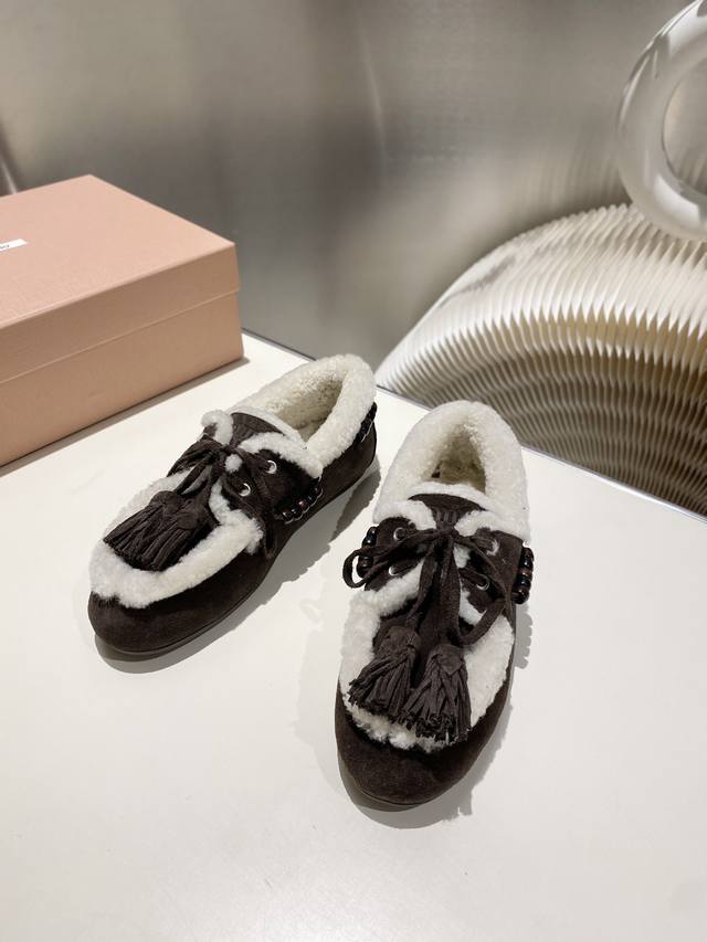 Factory direct stock Miu Miu 2025 flat loafers with fur trim, new runway style