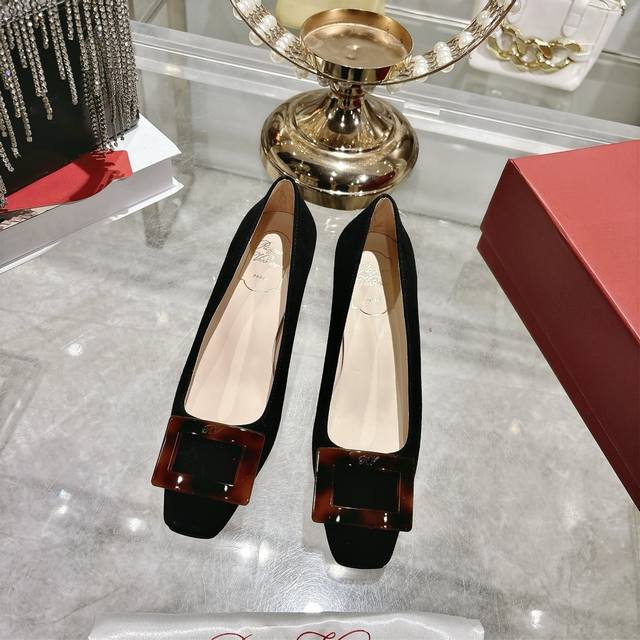 This is a new square-buckle, square-toe high-heeled shoe from RV, a top-tier fa