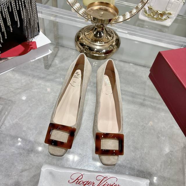 This is a new square-buckle, square-toe high-heeled shoe from RV, a top-tier fa