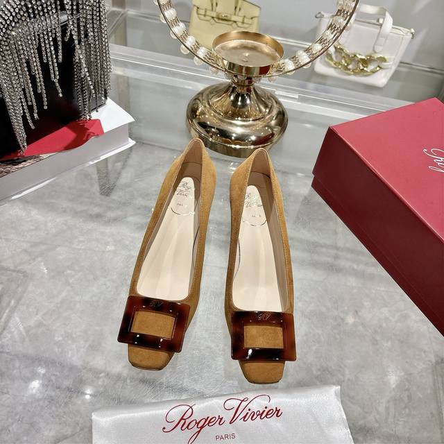 This is a new square-buckle, square-toe high-heeled shoe from RV, a top-tier fa