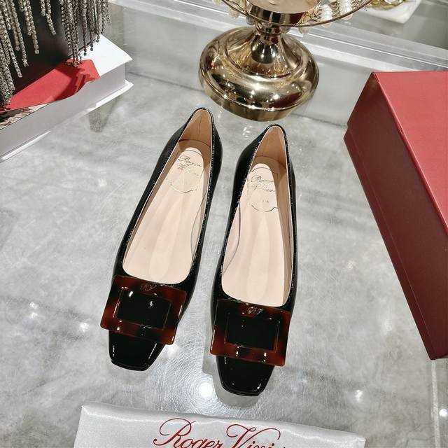 This is a new square-buckle, square-toe high-heeled shoe from RV, a top-tier fa