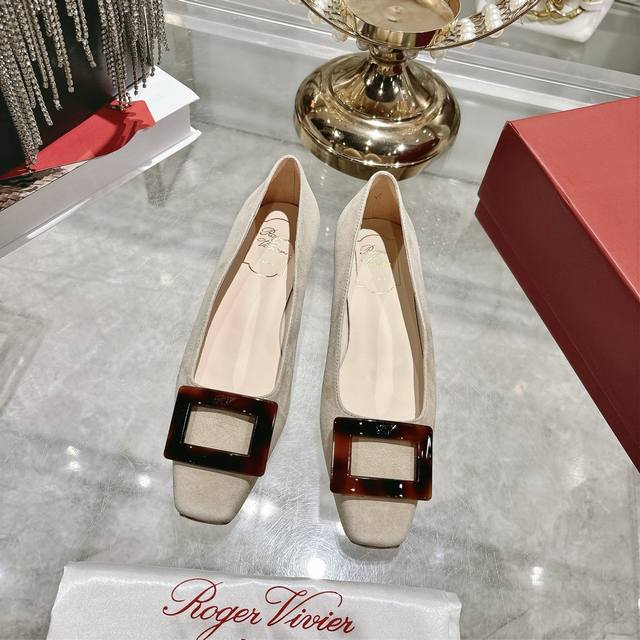 This is a new square-buckle, square-toe high-heeled shoe from RV, a top-tier fa