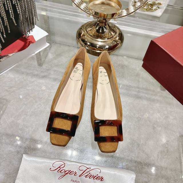 This is a new square-buckle, square-toe high-heeled shoe from RV, a top-tier fa