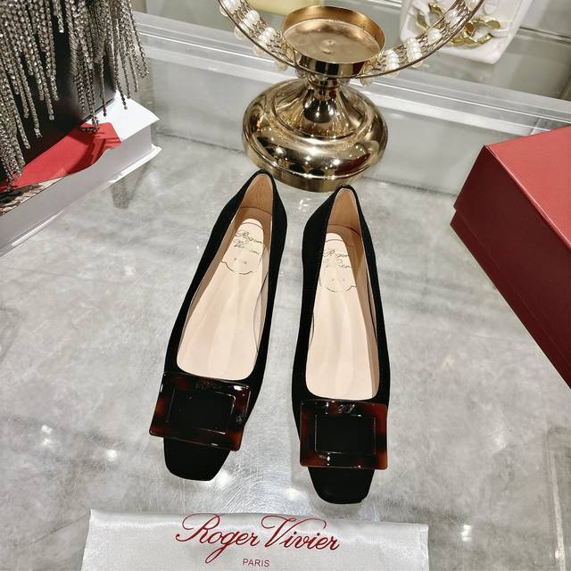 This is a new square-buckle, square-toe high-heeled shoe from RV, a top-tier fa