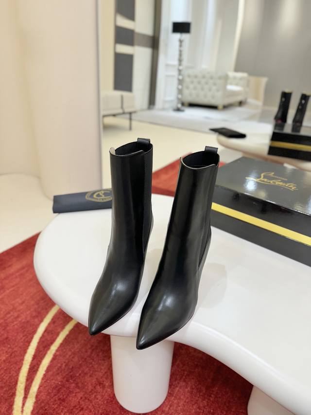 Banana Heel Ankle Boots W. Condodo low-heeled boots with a pointed toe reminisc